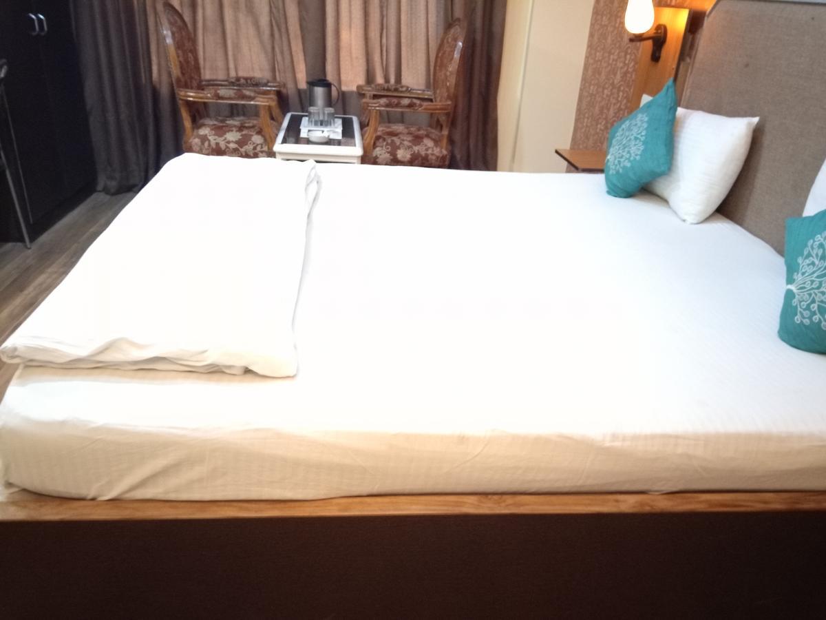 Hotel Samrat Kaushambi Ghaziabad Buitenkant foto